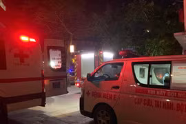 Ba nạn nhân vụ cháy nhà trọ ở Trung Kính vào viện cấp cứu, cụ bà 84 tuổi vẫn đang khó thở