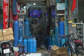 Đổ xô mua tích trữ bình khí ô xy, máy thở tại nhà... chỉ khiến tiền mất, tật mang