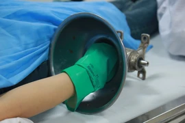 Người phụ nữ nhập viện với bàn tay vẫn mắc kẹt trong máy xay thịt