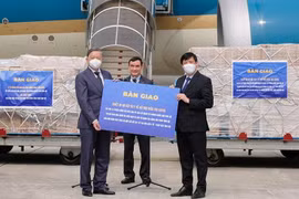 Bộ trưởng Tô Lâm bàn giao cho Bộ Y tế lô thiết bị do kiều bào Anh, Pháp hỗ trợ