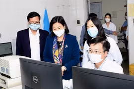 Lãnh đạo Thành ủy biểu dương CDC Hà Nội gồng mình hết sức chống dịch