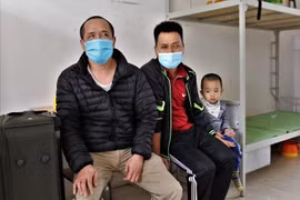 Chuyện 4 người đàn ông khiếm thị và 2 cháu bé cùng phòng cách ly tại Hải Dương