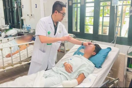 Bé trai 14 tuổi phải cắt cụt tay, suýt mù mắt vì nổ bình gas mini