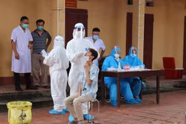 Hà Nội cử 20 đội cấp cứu đến hỗ trợ Bắc Giang, trực tại các điểm tiêm vaccine Covid-19