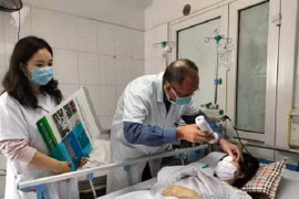 Nữ sinh 20 tuổi mù mắt vì nhờ bạn thân làm ở Spa tiêm filler nâng mũi