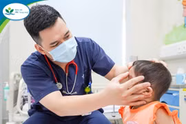 Đang chơi đá bóng, bé 11 tuổi ở Hà Nội sốc phản vệ nguy kịch vì bị ong đốt