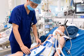 Bé 3 tuổi nguy kịch do bị dây áo khoác thít chặt cổ khi đang chơi cầu trượt