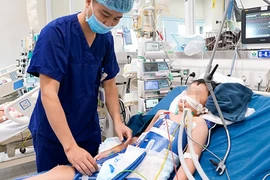 Bé 3 tuổi nguy kịch do bị dây áo khoác thít chặt cổ khi đang chơi cầu trượt