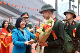 Bí thư Thành ủy Hà Nội động viên tân binh quận Ba Đình lên đường nhập ngũ