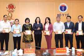 31 cá nhân được Bộ Y tế trao Kỷ niệm chương Vì sức khỏe nhân dân
