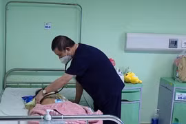 Bé gái mắc cúm A/H5 “rất may mắn phục hồi”, được rút nội khí quản