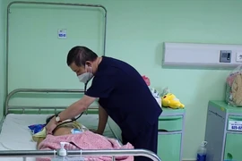 Bé gái mắc cúm A/H5 “rất may mắn phục hồi”, được rút nội khí quản