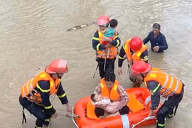 Xuất cấp ngay hàng dự trữ quốc gia đến vùng mưa lũ miền Trung, giao nhận hàng 24/24h