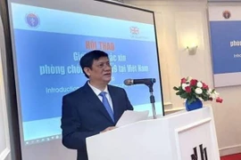 Quyền Bộ trưởng Y tế: Việt Nam có thể nhập vaccine phòng Covid-19 của Anh