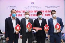 Thứ trưởng Y tế Nguyễn Trường Sơn cùng nhiều Cục trưởng, Vụ trưởng... hiến máu