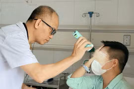 Tiêm filler xóa nhăn trán, nam trung niên 45 tuổi bị mù mắt trái không thể cứu chữa