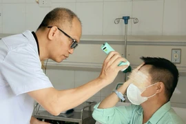 Tiêm filler xóa nhăn trán, nam trung niên 45 tuổi bị mù mắt trái không thể cứu chữa