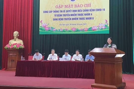 Đại diện Bộ Y tế trả lời hàng loạt câu hỏi liên quan đến việc chuyển Covid-19 sang nhóm B