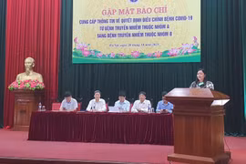 Đại diện Bộ Y tế trả lời hàng loạt câu hỏi liên quan đến việc chuyển Covid-19 sang nhóm B