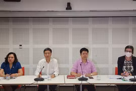 Việt Nam có công bố hết dịch Covid-19 hay không, tiêm vaccine sẽ thay đổi như thế nào?