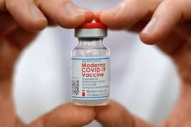 Mới: Người đã tiêm 2 mũi vaccine Covid-19 Moderna thì mũi 3 chỉ tiêm nửa liều