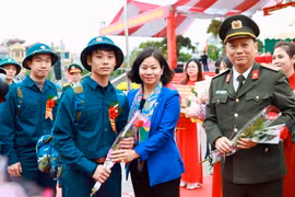 Lãnh đạo Thành ủy Hà Nội dự lễ giao, nhận quân tại Đông Anh, Chương Mỹ...