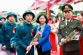 Lãnh đạo Thành ủy Hà Nội dự lễ giao, nhận quân tại Đông Anh, Chương Mỹ...