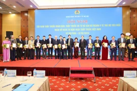 Biểu dương 227 y bác sĩ, cán bộ tiêu biểu của ngành y tế Thủ đô