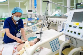 Hà Nội: Bé trai 2 tuổi suy hô hấp nặng do uống nhầm dầu thắp đèn bàn thờ