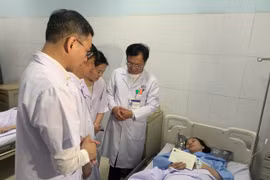 Tặng Bằng khen cho 4 điều dưỡng Bệnh viện Sản nhi Nghệ An dũng cảm bảo vệ bệnh nhân