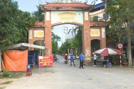 Hà Nội: Hai con người bán rau, 1 khách mua rau và 1 lái xe tại Đông Anh dương tính SARS-CoV-2