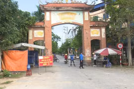 Hà Nội: Hai con người bán rau, 1 khách mua rau và 1 lái xe tại Đông Anh dương tính SARS-CoV-2