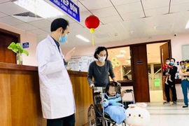 Cháu bé rơi từ tầng 12A chung cư ra viện sau 5 ngày điều trị