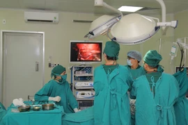 Đau ngực và khó thở dai dẳng sau mắc Covid-19, vào viện phát hiện phổi đông đặc