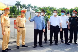 Bí thư Thành ủy Hà Nội: Cầu thị tiếp thu các góp ý, điều chỉnh ngay việc cấp giấy đi đường