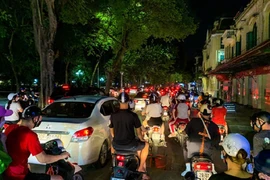 Người Hà Nội đổ ra đường đêm Trung Thu: "Đừng để thành quả bước đầu của Thủ đô uổng phí vì sự chủ quan"