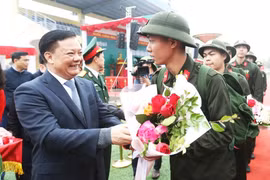 Bí thư Thành ủy Hà Nội Đinh Tiến Dũng và Đại tướng Lương Cường động viên tân binh nhập ngũ