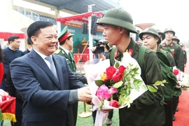 Bí thư Thành ủy Hà Nội Đinh Tiến Dũng và Đại tướng Lương Cường động viên tân binh nhập ngũ
