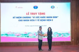 Truy tặng Kỷ niệm chương cho nữ hộ sinh Bệnh viện E chết não, hiến đa tạng cứu người