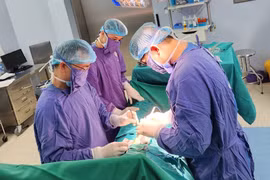 Người đàn ông 39 tuổi dùng dao cạo râu tự cắt lìa 'của quý' do sử dụng chất kích thích