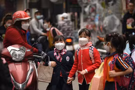 Hà Nội giảm hơn 1.000 ca Covid-19 trong ngày học sinh tiểu học trở lại trường