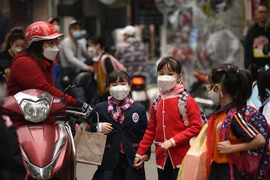 Hà Nội giảm hơn 1.000 ca Covid-19 trong ngày học sinh tiểu học trở lại trường