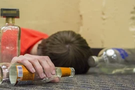 12 triệu chứng của người ngộ độc rượu, 7 biện pháp sơ cấp cứu khi thấy ngộ độc