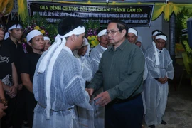 Thủ tướng đến viếng nạn nhân tử vong do lốc xoáy tại Ninh Bình, kiểm tra đê kè Hải Thịnh 3