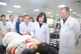 Bộ trưởng Y tế kiểm tra công tác khám chữa bệnh tại bệnh viện Việt Đức