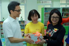 Phó Thủ tướng Vũ Đức Đam bất ngờ đến vui khai giảng với thầy trò Tiểu học Trung Tự