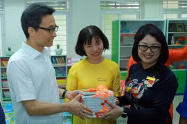 Phó Thủ tướng Vũ Đức Đam bất ngờ đến vui khai giảng với thầy trò Tiểu học Trung Tự