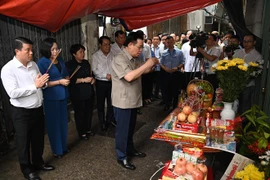 Chủ tịch Quốc hội đến hiện trường vụ cháy chung cư mini, thắp hương tưởng niệm các nạn nhân