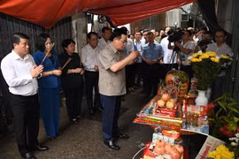 Chủ tịch Quốc hội đến hiện trường vụ cháy chung cư mini, thắp hương tưởng niệm các nạn nhân