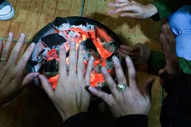 Ba người trong căn phòng trọ 10 mét vuông ở Hà Nội phải cấp cứu vì mang bếp than tổ ong vào nhà sưởi ấm